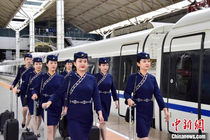 圖為青藏鐵路西格段“復(fù)興號”動車組乘務(wù)員新制服亮相?！|科力加 攝