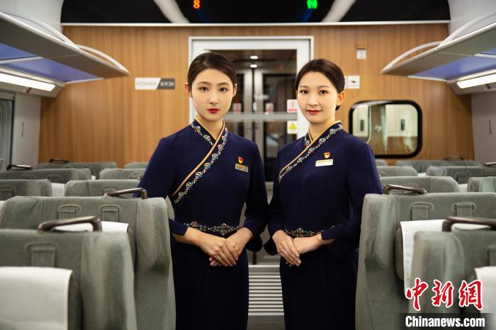 圖為整體色彩以“深藏青”為主調(diào)的西格段“復(fù)興號”動車組乘務(wù)員新制服?！±罾?攝