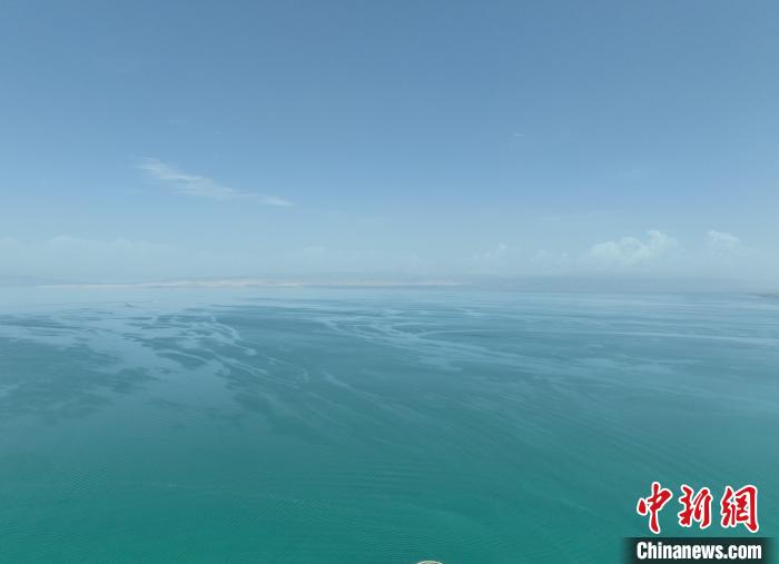 圖為航拍仲夏時節(jié)，青海湖水天一色?！∑钤鲚?攝