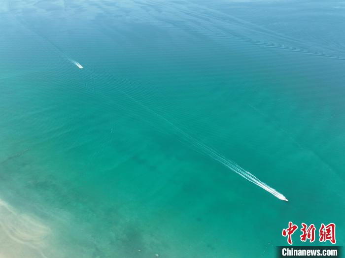 圖為航拍仲夏時節(jié)，青海湖湖水碧波蕩漾?！∑钤鲚?攝