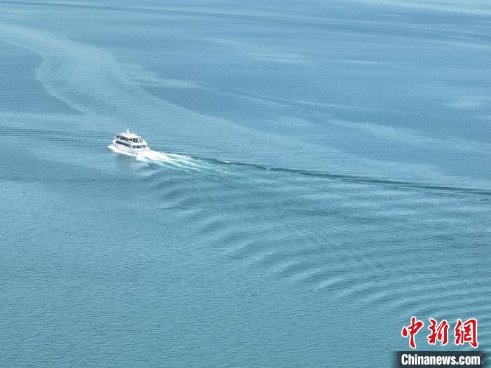 圖為航拍仲夏時節(jié)，青海湖湖水碧波蕩漾。　祁增蓓 攝