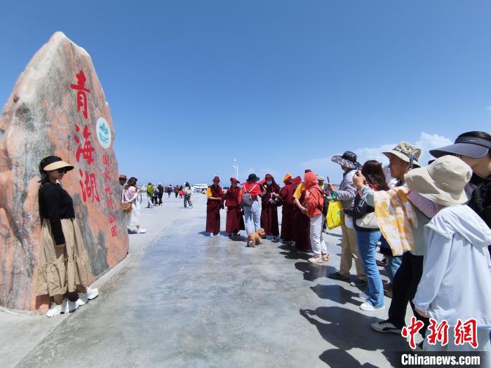 圖為航拍青海湖美景引游客拍照打卡?！∑钤鲚?攝