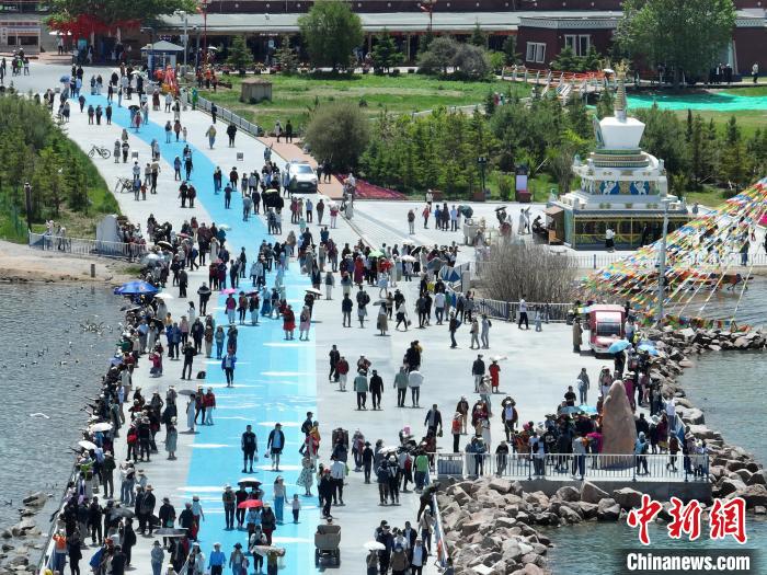 圖為航拍青海湖二郎劍景區(qū)游客眾多?！∑钤鲚?攝