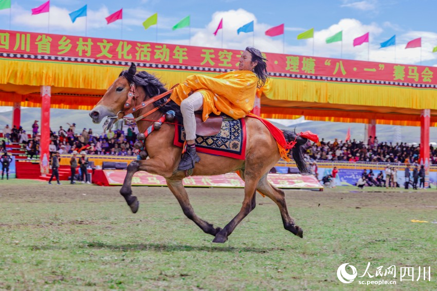 馬術(shù)表演現(xiàn)場(chǎng)。洛絨尼瑪攝