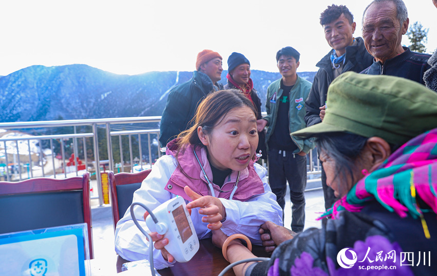 幫扶醫(yī)療小分隊(duì)成員為村民義診。劉學(xué)懿攝