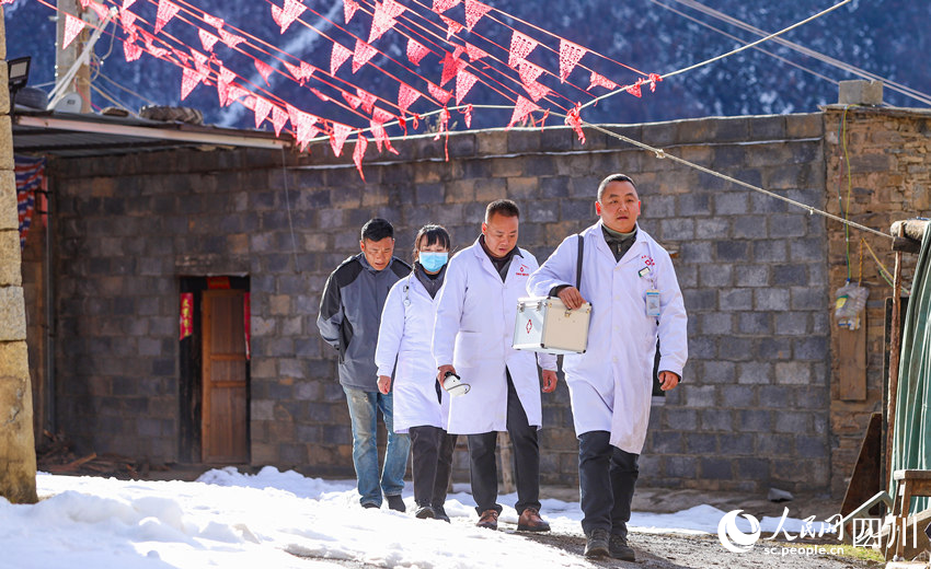 對(duì)口幫扶醫(yī)療小分隊(duì)行走在雪地里。劉學(xué)懿攝