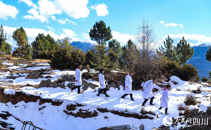 對(duì)口幫扶醫(yī)療小分隊(duì)行走在雪地里。劉學(xué)懿攝
