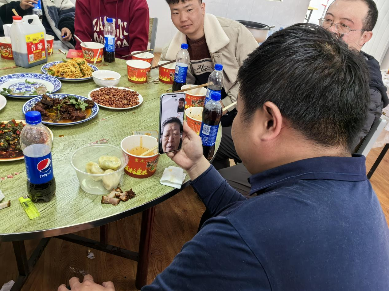 王玉琦與家人視頻。王元明攝