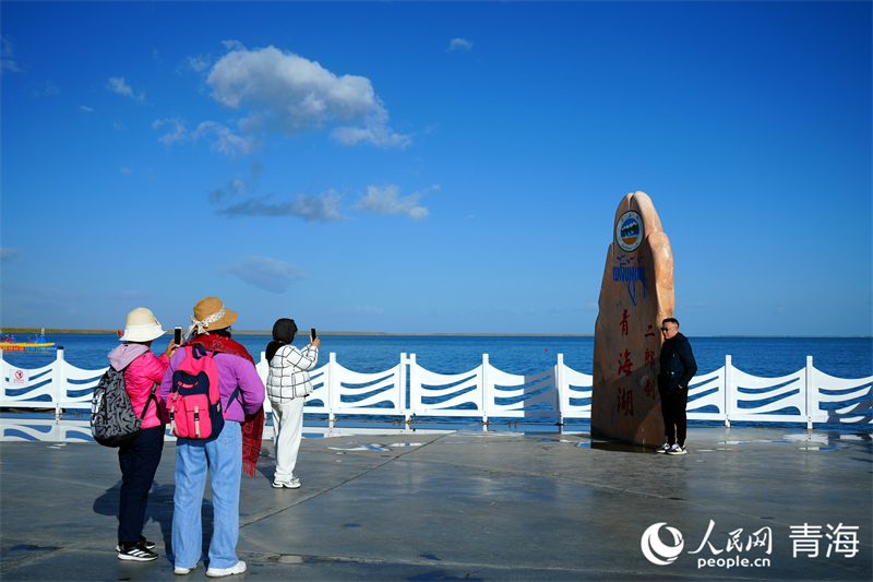 游客在青海湖二郎劍景區(qū)游玩。人民網(wǎng) 況玉攝