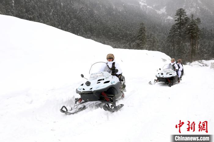 圖為雪地摩托車開路?！⊙鸩?攝