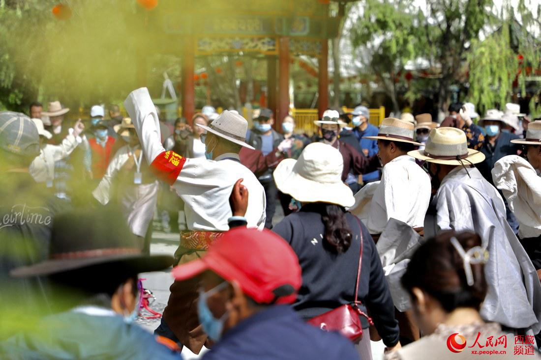 拉薩市民在宗角祿康公園跳鍋莊舞。人民網(wǎng) 次仁羅布攝