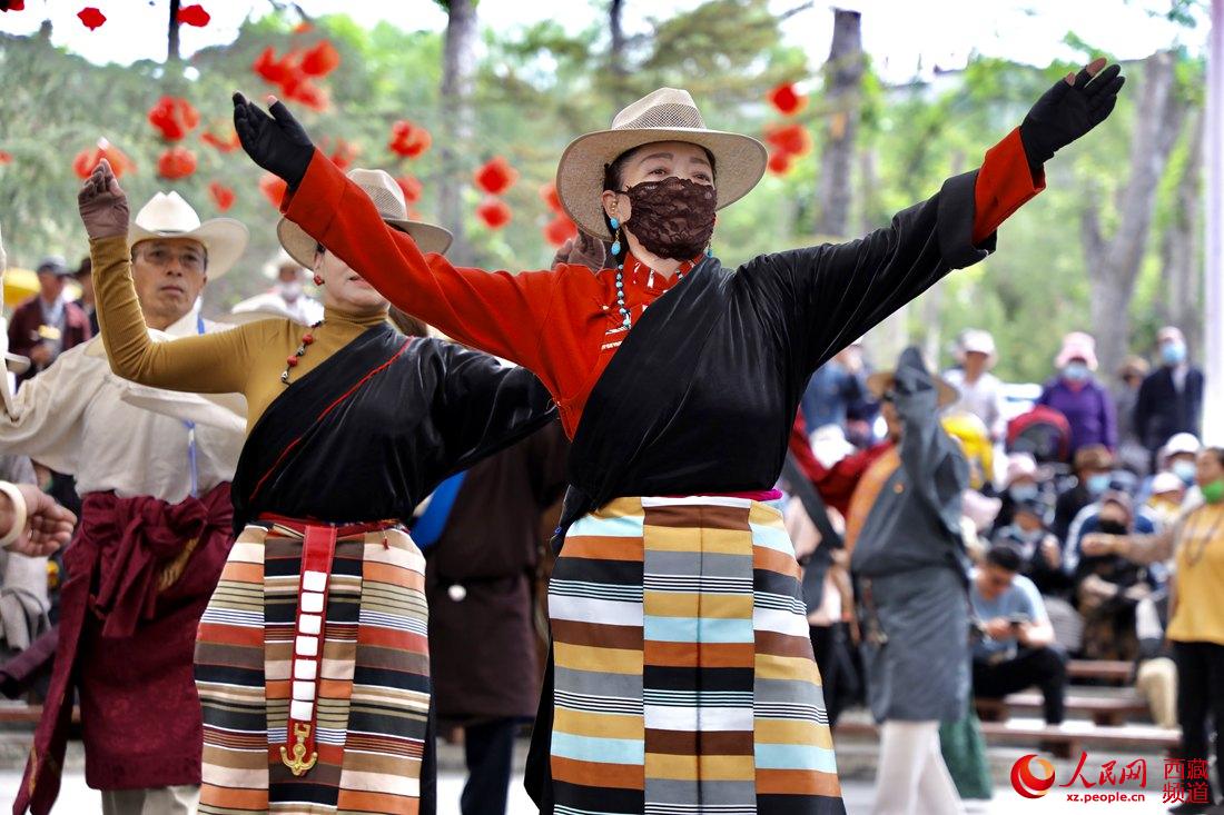 拉薩市民在宗角祿康公園跳鍋莊舞。人民網(wǎng) 次仁羅布攝