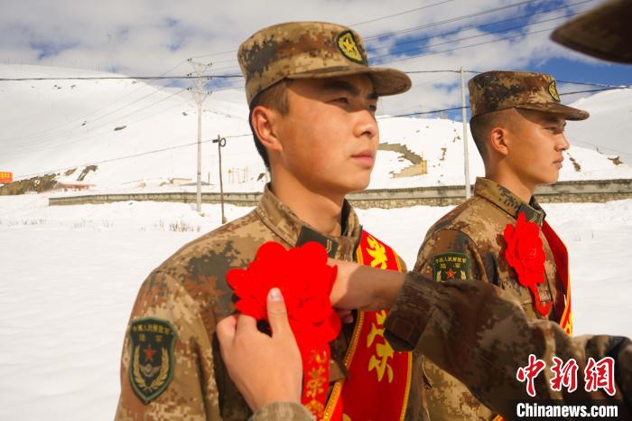 退伍老兵合照留念。　西藏山南軍分區(qū)某團(tuán)供圖