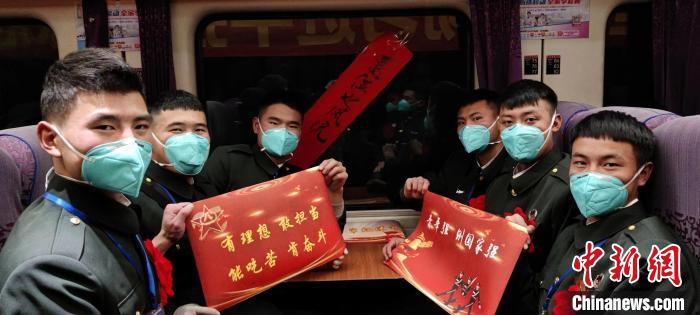退伍老兵在退伍專列上合影留念?！∥鞑厣侥宪姺謪^(qū)某團(tuán)供圖