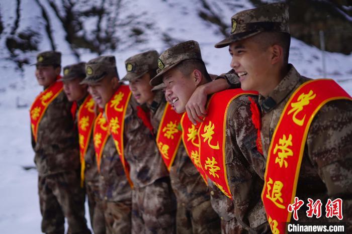 退伍老兵合照留念?！∥鞑厣侥宪姺謪^(qū)某團(tuán)供圖