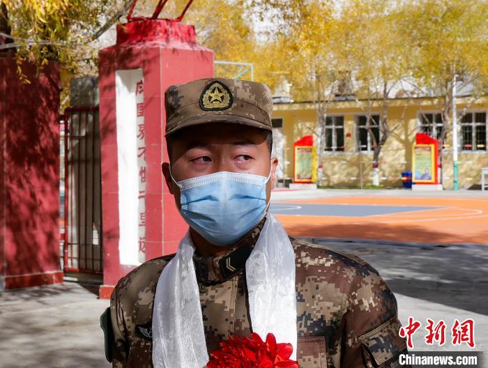 圖為什布奇邊防連退伍老兵臨別前再看一眼連隊(duì)?！詵| 攝