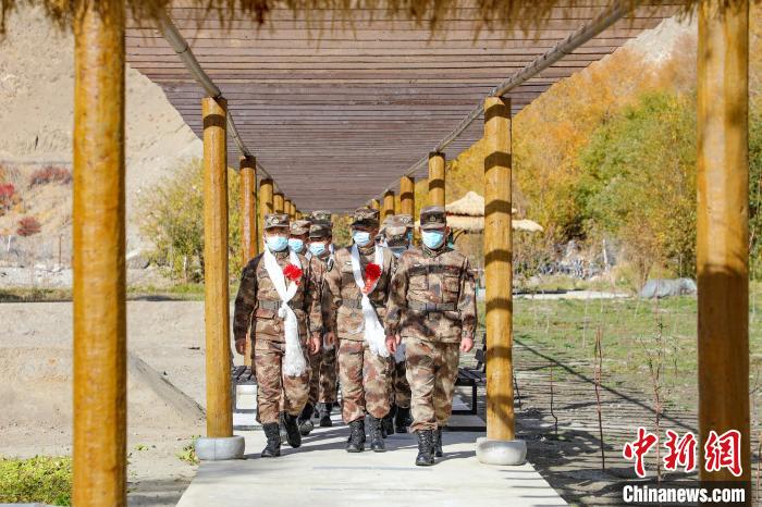 圖為什布奇邊防連退伍老兵臨別前再看一眼連隊(duì)。　劉曉東 攝