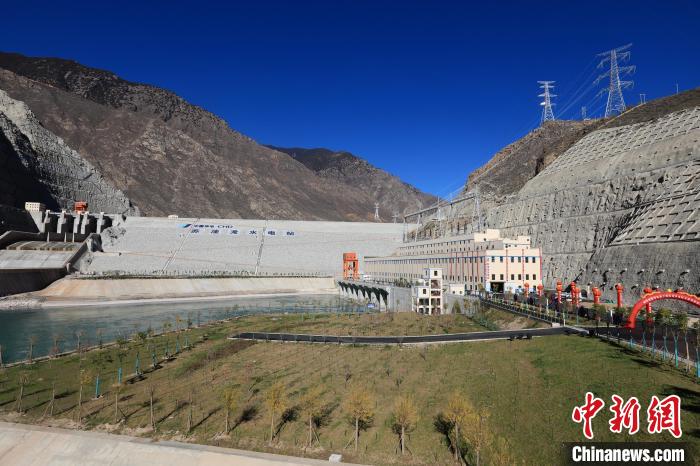 圖為金沙江上游蘇洼龍水電站?！⊥趵?攝