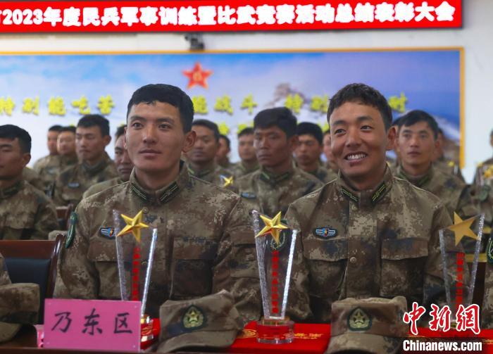 表彰大會(huì)上，獲獎(jiǎng)選手開心瞬間?！敲衫?攝