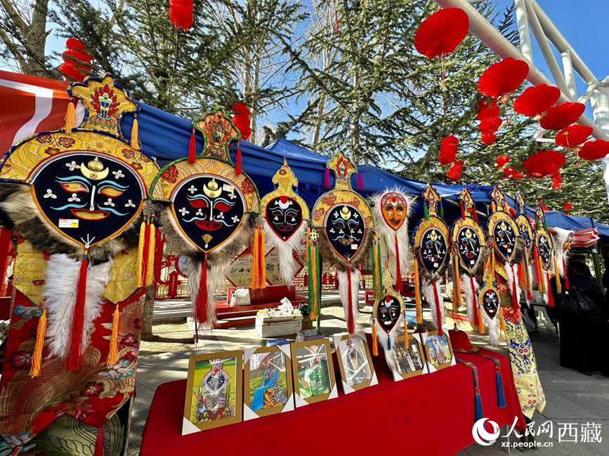 充滿藏元素的年貨節(jié)現(xiàn)場(chǎng)。人民網(wǎng) 次仁羅布攝
