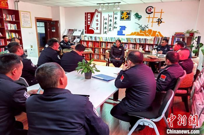 圖為亞東出入境邊防檢查站民警與銀行業(yè)務(wù)人員進行金融知識深入交流?！『?攝