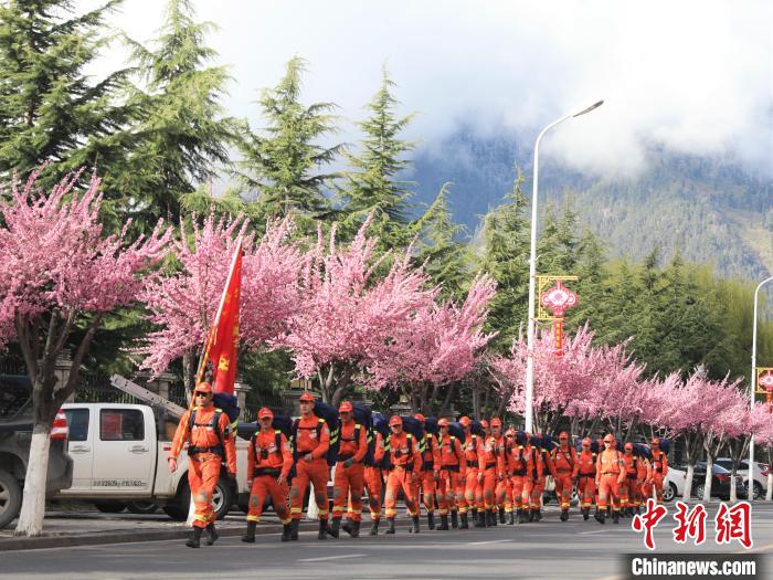 消防員在徒步前行。　西繞拉翁 攝