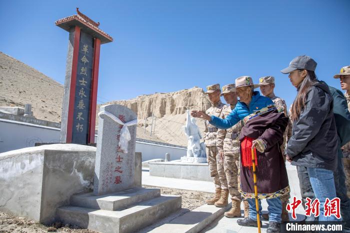 圖為在西藏阿里地區(qū)札達(dá)縣烈士陵園，82歲的次仁南杰老人為軍民代表講述新舊西藏的變化。　劉曉東 攝