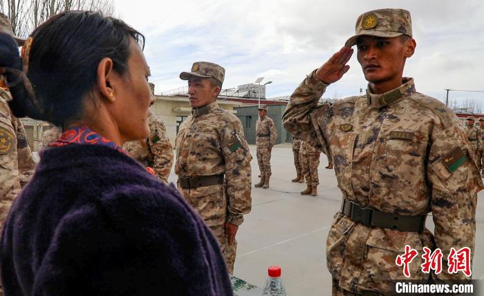 圖為列兵扎西加央向母親敬禮?！詵| 攝