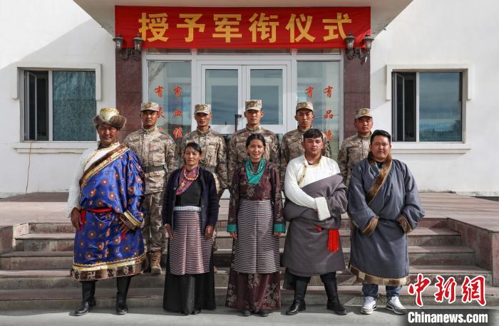 圖為列兵代表與親人合影留念?！詵| 攝