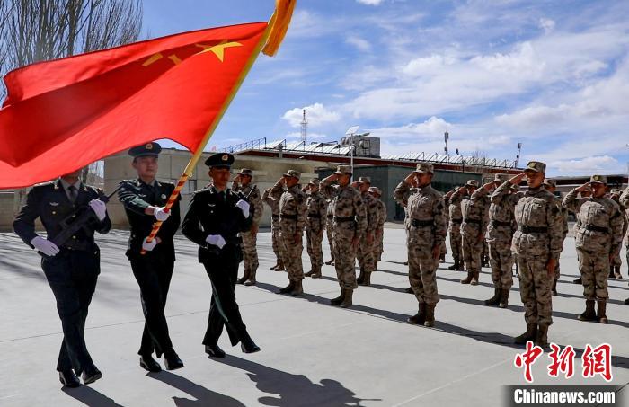圖為授銜現(xiàn)場迎軍旗?！詵| 攝