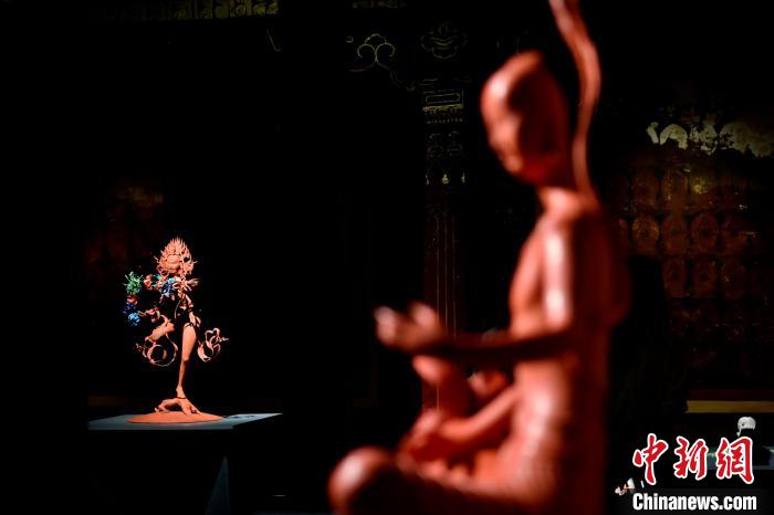 圖為展覽中圍繞西藏歷史與傳統(tǒng)創(chuàng)作的雕塑作品?！±盍?攝