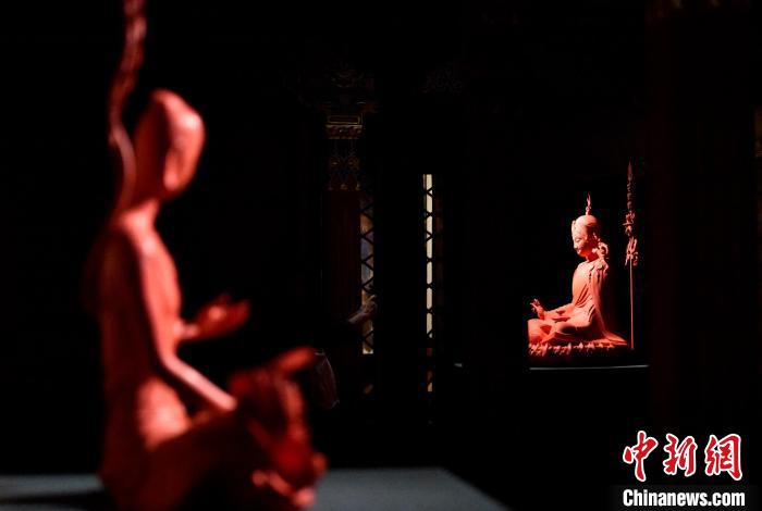 圖為展覽中圍繞西藏歷史與傳統(tǒng)創(chuàng)作的雕塑作品。　李林 攝