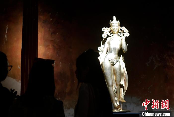 圖為觀眾正在欣賞展覽中的雕塑作品《八萬四千年》?！±盍?攝