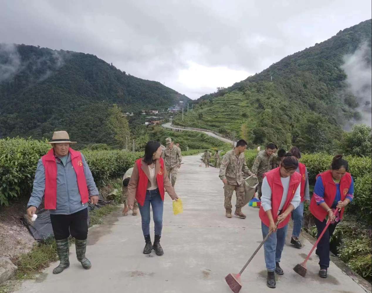圖為：墨脫縣背崩鄉(xiāng)格林村軍地黨組織共同開展“愛我墨脫、靚我家園”主題黨日活動