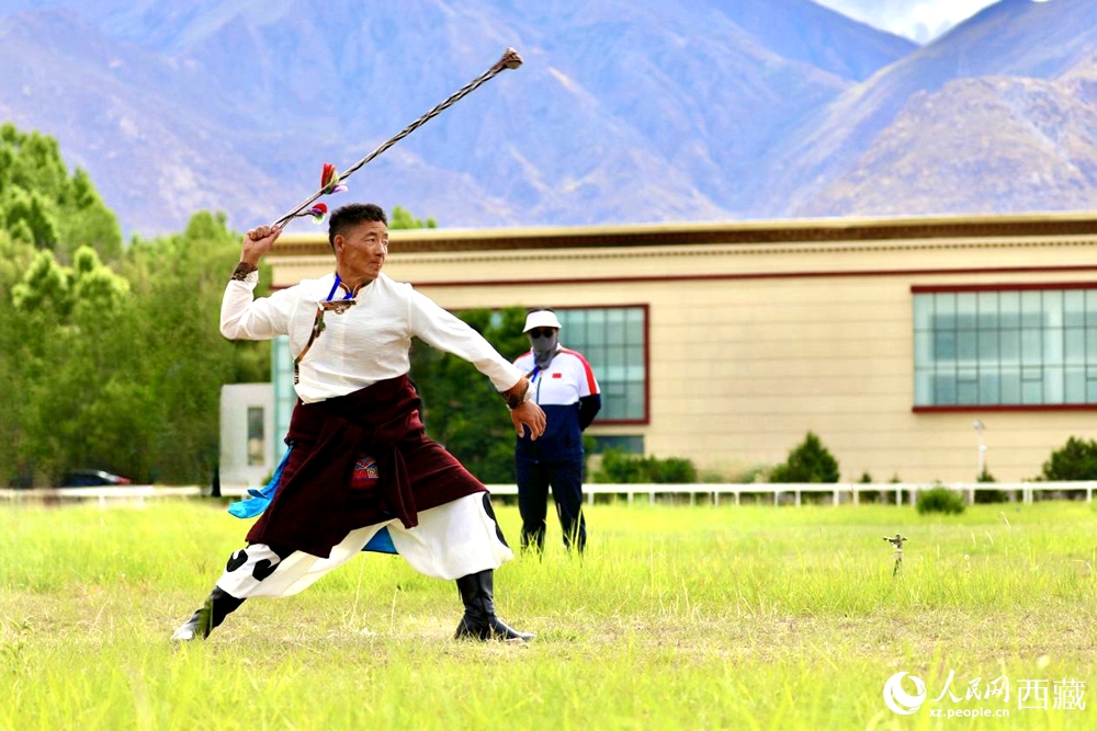參賽選手在拉薩首屆農(nóng)牧民運(yùn)動(dòng)會(huì)上進(jìn)行“古朵”比賽（“古朵”指的是用牦牛毛或者山羊毛編織成的拋石繩，可以將石頭投擲到較遠(yuǎn)的地方，是牧民們用來(lái)放牧的工具）。