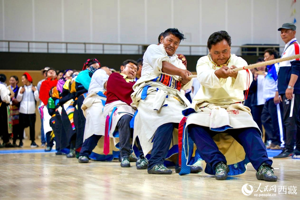 身著民族服裝的農(nóng)牧民選手在拔河比賽現(xiàn)場(chǎng)。
