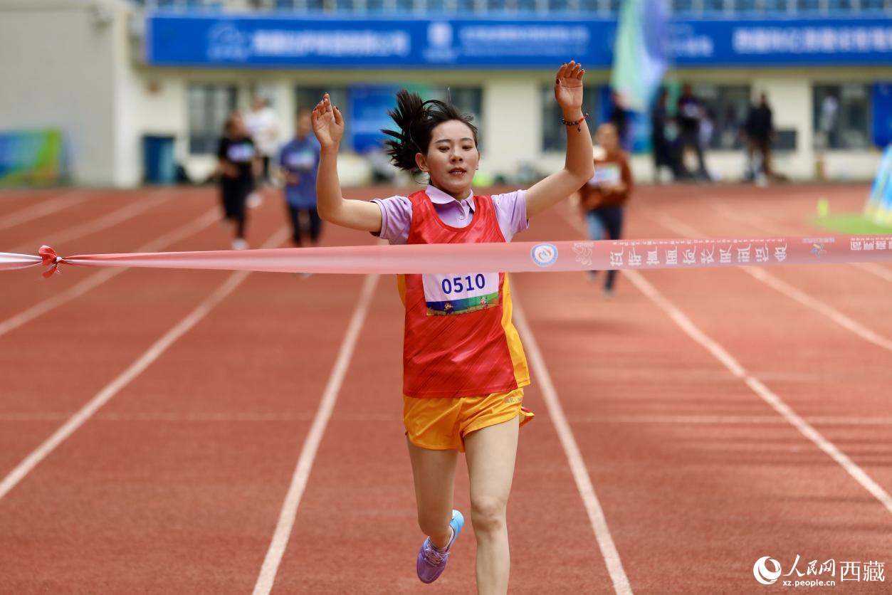女子400米競(jìng)速賽實(shí)況。
