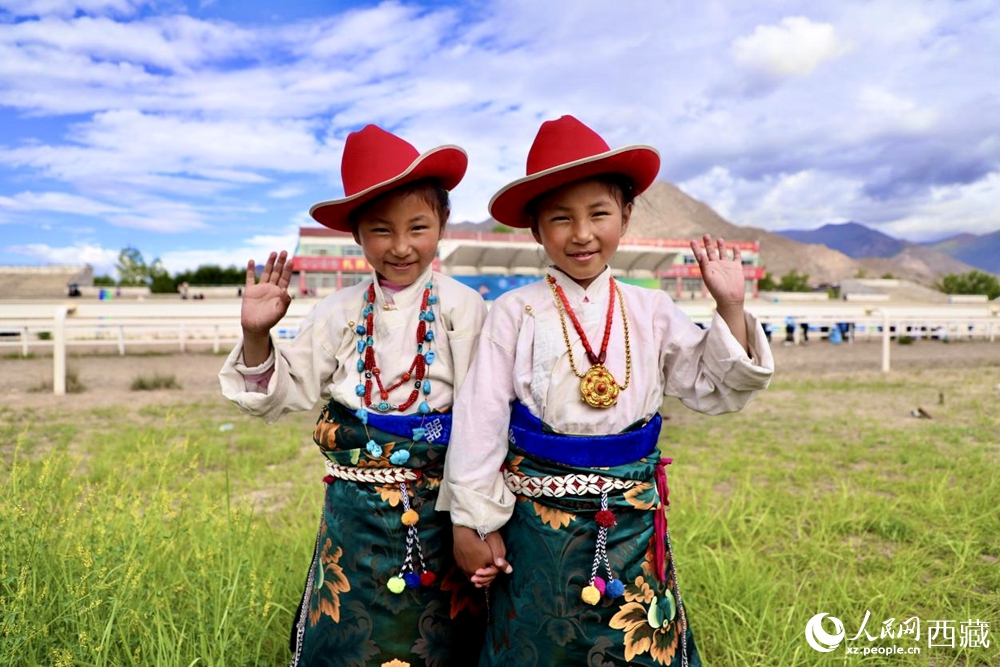 比賽現(xiàn)場(chǎng)外身著民族服飾的藏族小女孩兒。