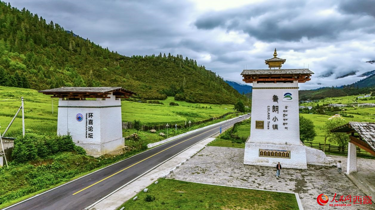 圖為魯朗小鎮(zhèn)一角。人民網(wǎng)記者 次仁羅布攝