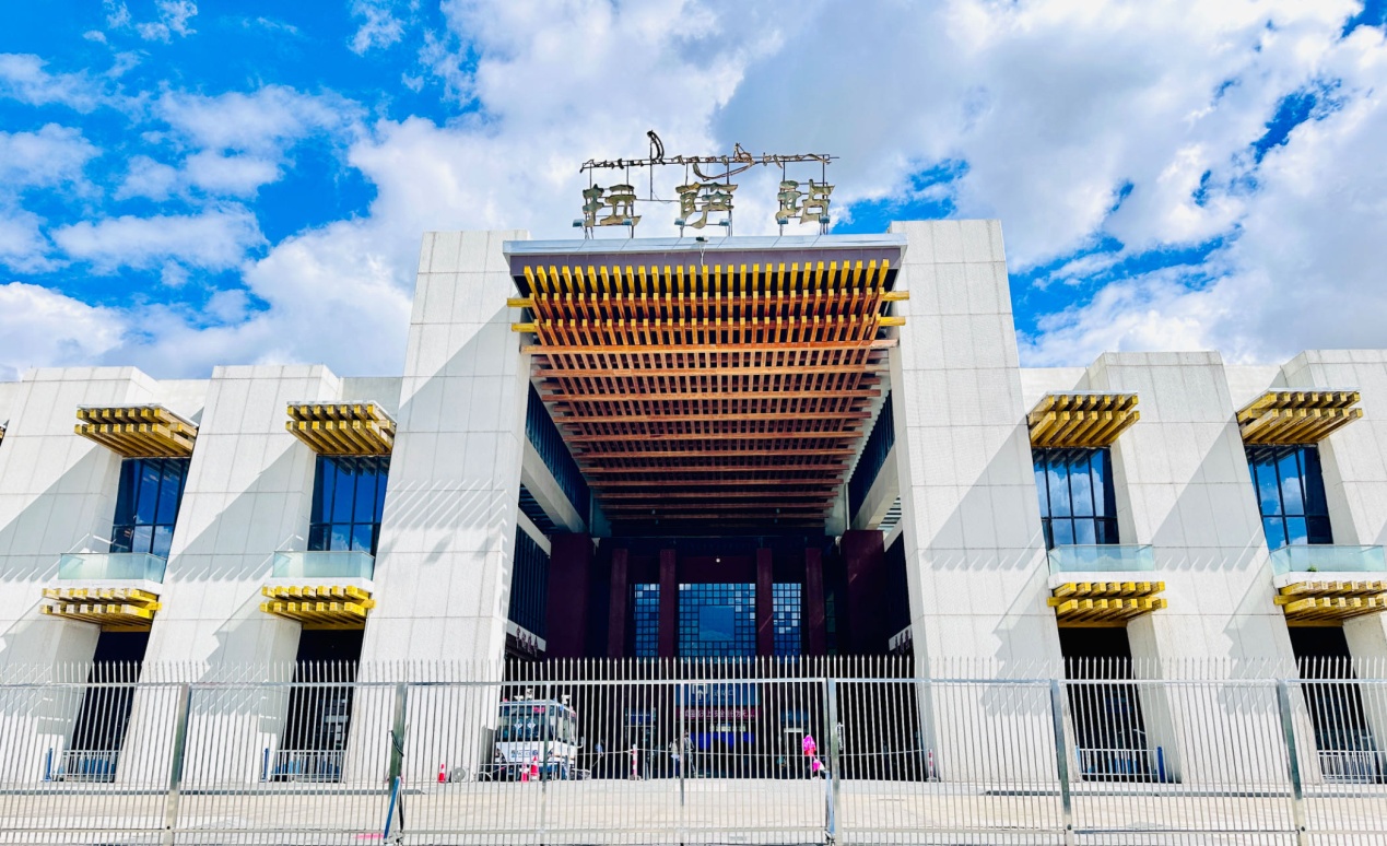 拉薩火車站。人民網(wǎng)記者 益西康珠攝