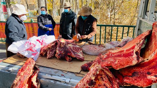 圖為市民正在買牛肉，本報記者 格桑倫珠攝(3737723)-20221201105107(1).jpg