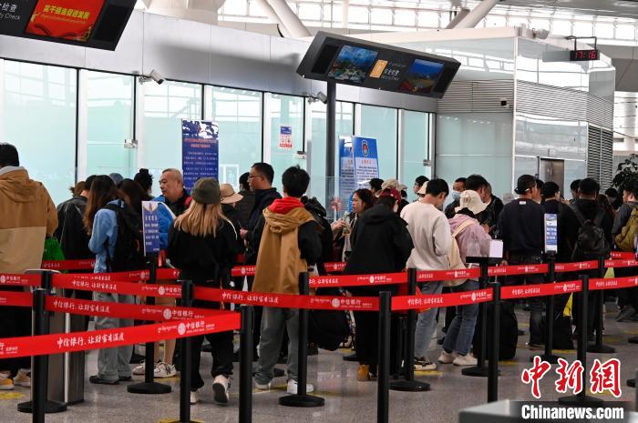 圖為“五一”期間，拉薩貢嘎機(jī)場旅客密集出行?！≡黝D珠 攝