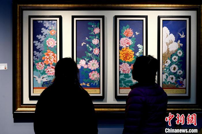 圖為5月16日，觀眾正在欣賞展覽中的新創(chuàng)唐卡作品?！±盍?攝