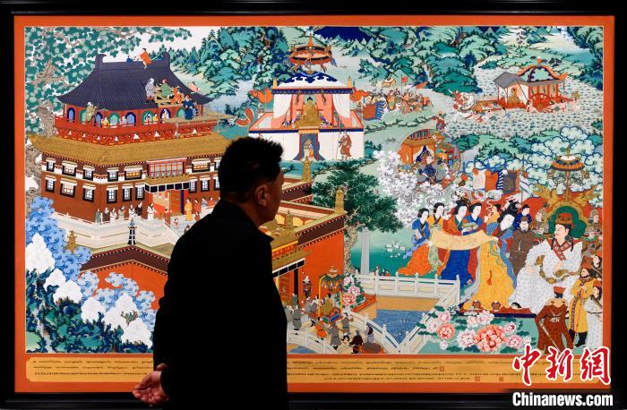 圖為5月16日，觀眾正在欣賞展覽中的新創(chuàng)唐卡作品?！±盍?攝