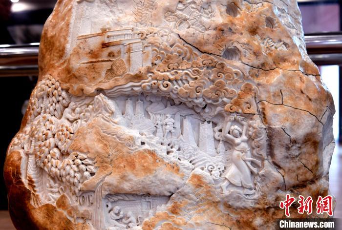 圖為5月16日，展覽中的漢白玉雕作品《猴子變?nèi)恕?。　李?攝