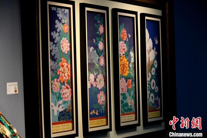 圖為5月16日，展覽中新創(chuàng)唐卡作品《四季花》?！±盍?攝