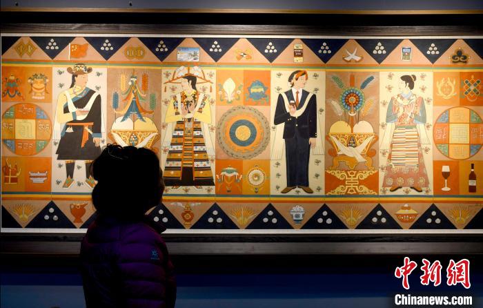 圖為5月16日，觀眾正在欣賞展覽中的新創(chuàng)唐卡作品。　李林 攝