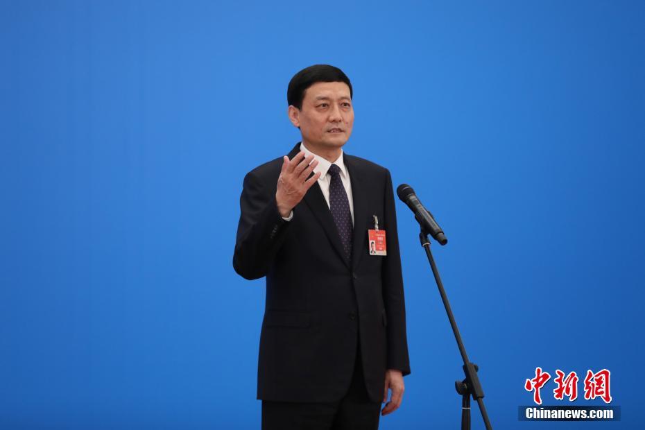 3月8日，第十三屆全國(guó)人民代表大會(huì)第四次會(huì)議舉行第二場(chǎng)“部長(zhǎng)通道”采訪活動(dòng)。圖為中國(guó)工業(yè)和信息化部部長(zhǎng)肖亞慶通過網(wǎng)絡(luò)視頻方式接受采訪。 <a target='_blank' ><p  align=