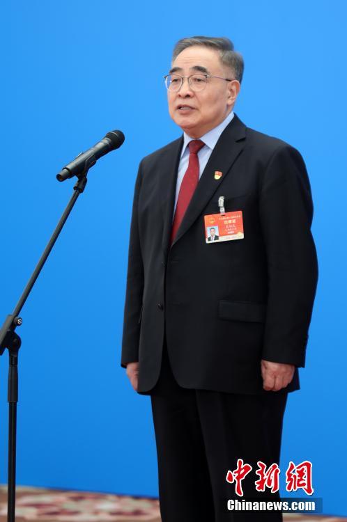 3月8日，第十三屆全國人民代表大會(huì)第四次會(huì)議舉行第二場(chǎng)“代表通道”采訪活動(dòng)。圖為全國人大代表張伯禮通過網(wǎng)絡(luò)視頻方式接受采訪。 <a target='_blank' ><p  align=