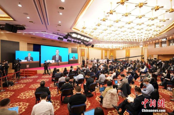 圖為記者在梅地亞中心多功能廳采訪。<a target='_blank' ><p  align=